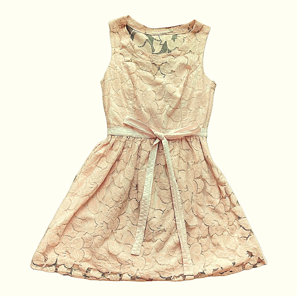 LOVELY PINS AND NEEDLES CREAM MINI DRESS W/LACE OVERLAY•A-line•Round neck•Lined
